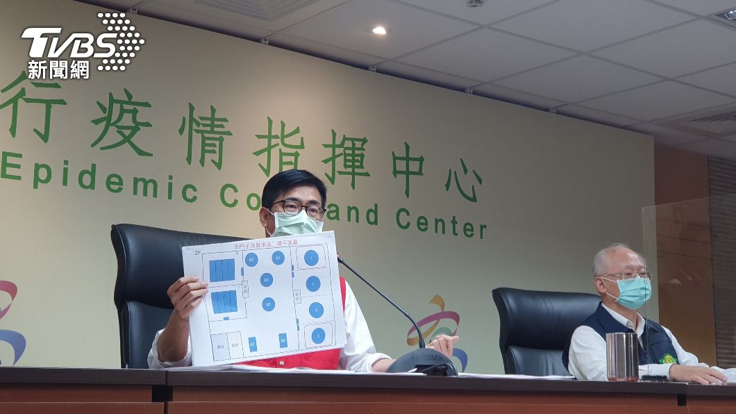 高雄市長陳其邁（左）說明各局處稽查防疫情形。（圖／中央社）