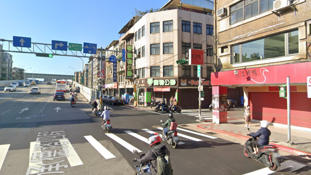 台北市士林區承德路口。（圖，非當事畫面／翻攝自Google街景地圖）