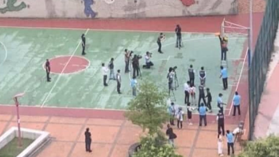 民眾目擊鄭文燦與多名官員、記者拍攝拆籃框畫面。（圖／翻攝自王浩宇臉書）