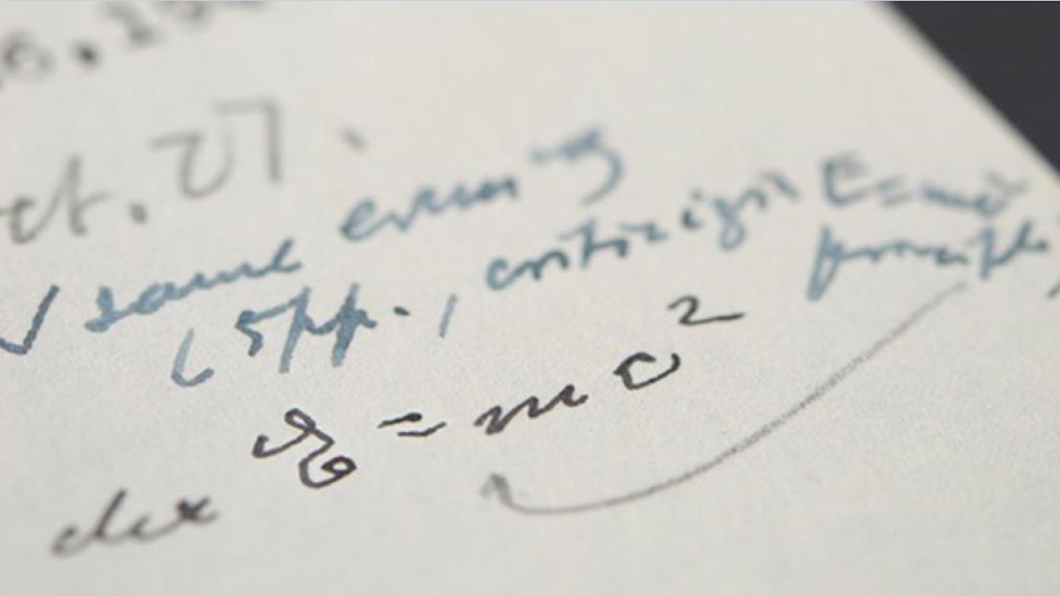 這次拍出的信件上有愛因斯坦親手寫下的E = mc2方程式。（圖／翻攝自Albert Einstein推特＠AlbertEinstein）