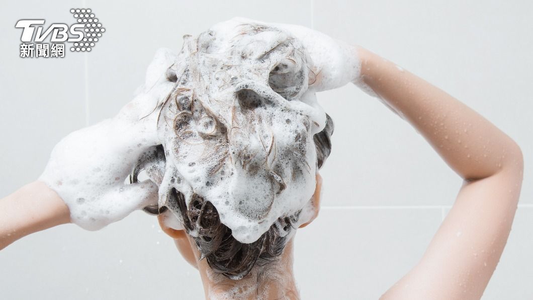 女子洗頭用潤髮乳時驚覺怪怪的。（示意圖／shutterstock達志影像）