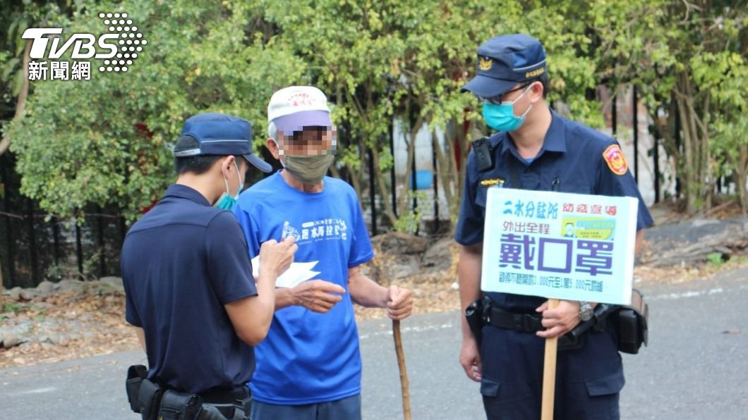 彰縣有登山健行民眾（中）未戴口罩遭員警開立勸導單，當事者趕緊戴上。（圖／中央社）