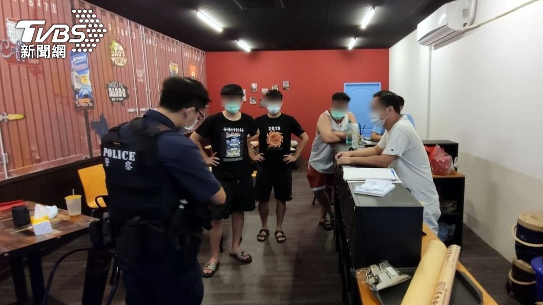 警方查獲一間桌遊餐飲店違規開業。（圖／中央社）
