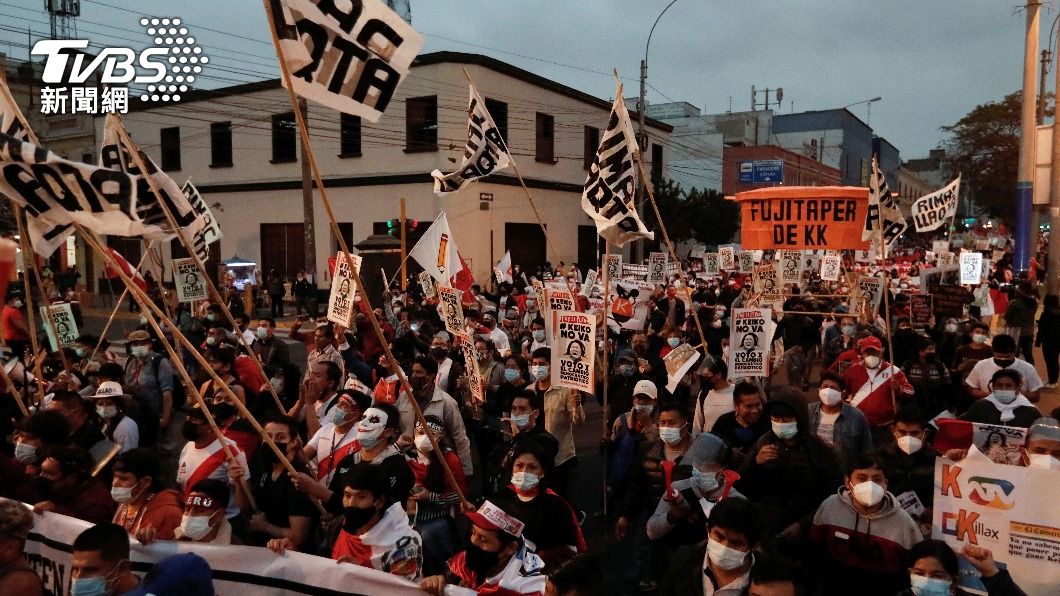 秘魯街頭出現大規模反右翼候選人藤森惠子的示威活動。（圖／達志影像路透社）