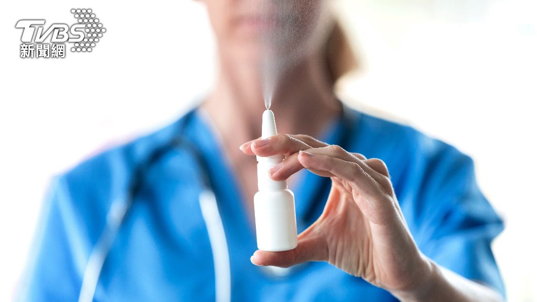 具有抗菌效果的口鼻噴劑可保持黏膜的濕潤度，降低被感染的機率。（示意圖／shutterstock達志影像） 酒精、漂白水缺貨怎辦？藥師曝6撇步病毒不上門