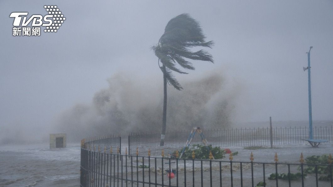印度颶風襲擊沿岸，引發強風巨浪。（圖／達志影像美聯社）