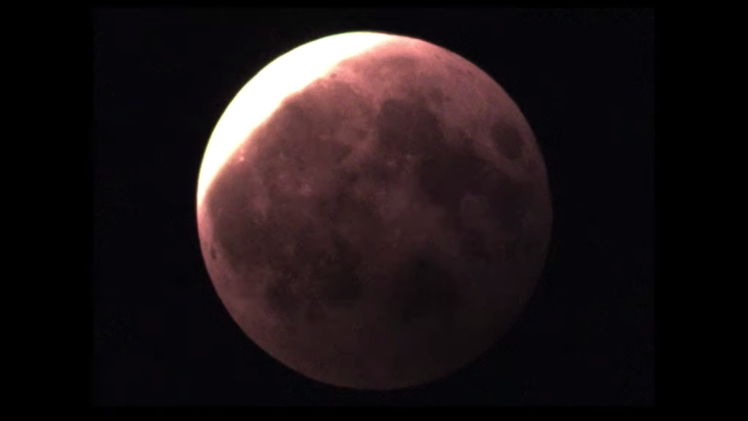 今晚為月全食與最大滿月同時出現的天文奇景。（圖／翻攝自中央氣象局天文台直播）