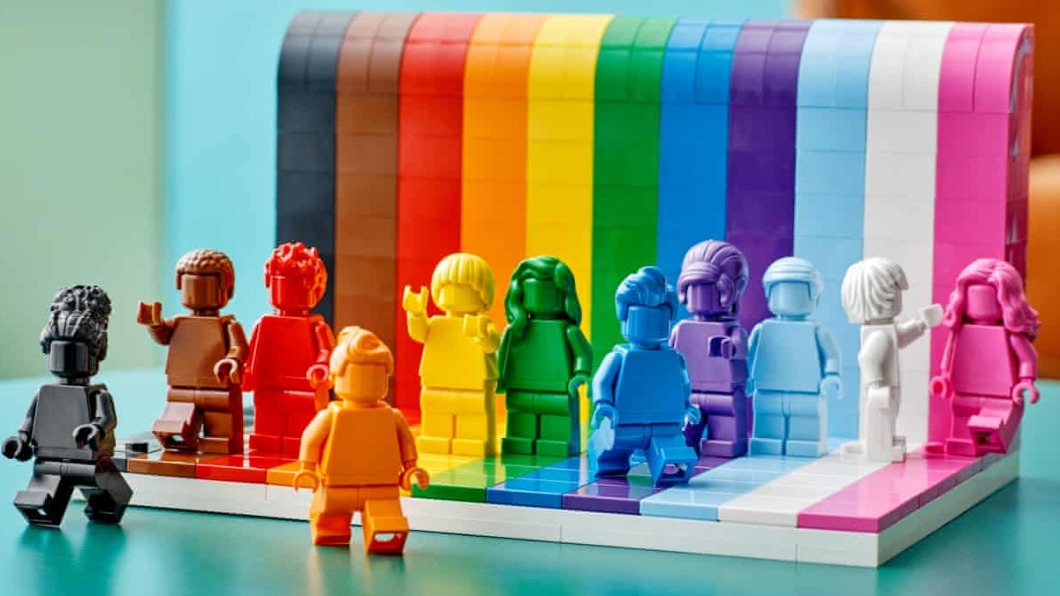 以彩虹為設計概念的11款樂高小人。（圖／LEGO推特）