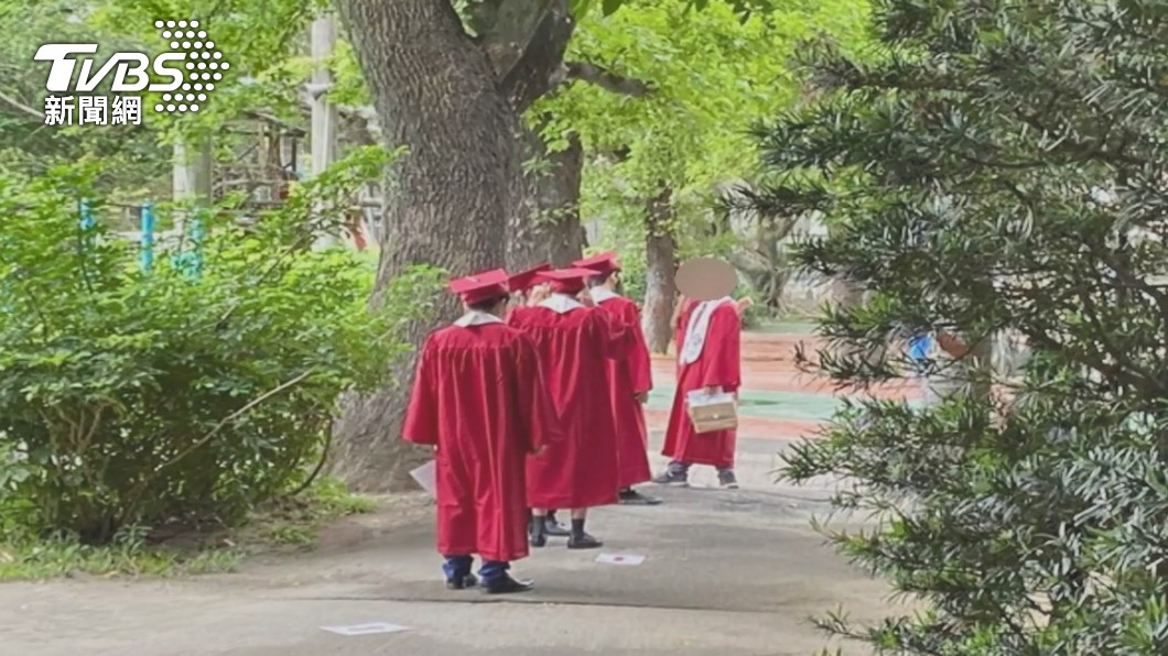 奎山中學執意舉辦畢業典禮引發外界撻伐。（圖／TVBS）