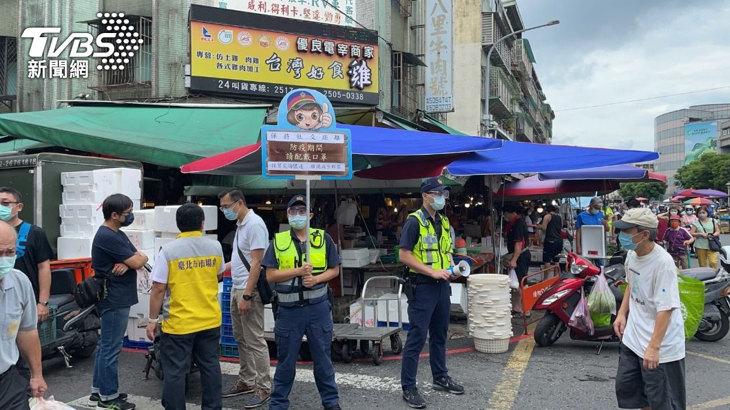 中山分局加派員警在濱江市場宣傳。（圖／TVBS）
