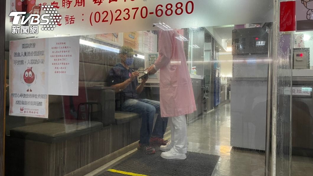 民進黨台北市黨部主委吳怡農也在疫情期間捐血。（圖／TVBS）