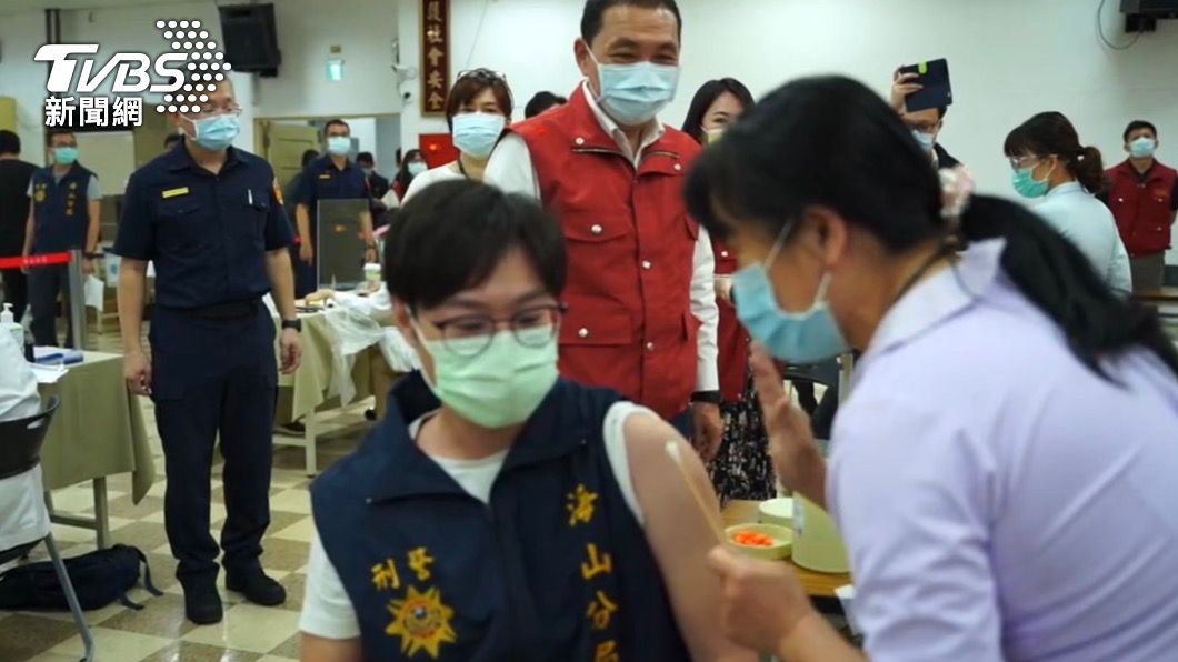 新北市長侯友宜到場關心員警疫苗接種。（圖／TVBS）