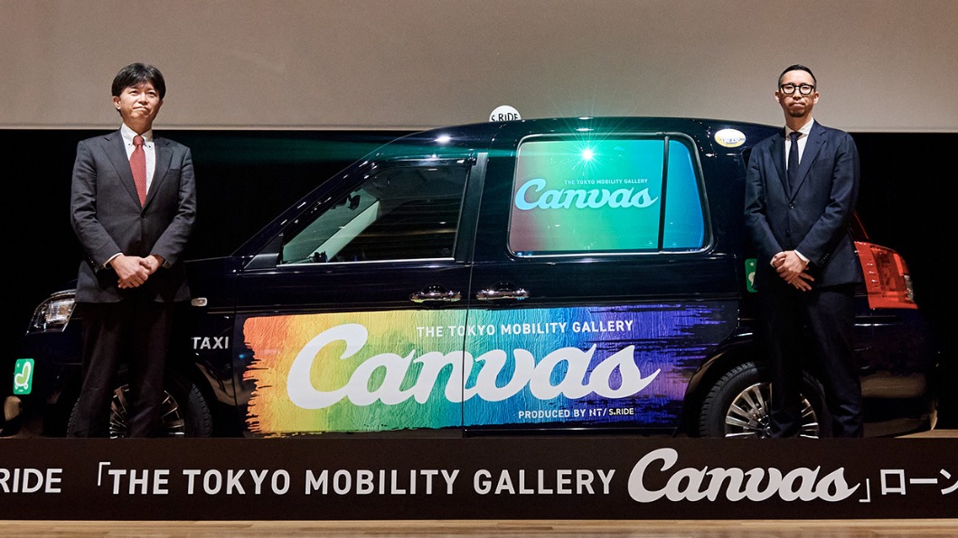 在3月17日「S.RIDE」和「News Technology」共同發表了「THE TOKYO MOBILITY GALLERY Canvas」計程車電子車窗服務。（圖／翻攝自CNET Japan） 疫情衝擊載客量！日本計程車出奇招　電子車窗變行動廣告