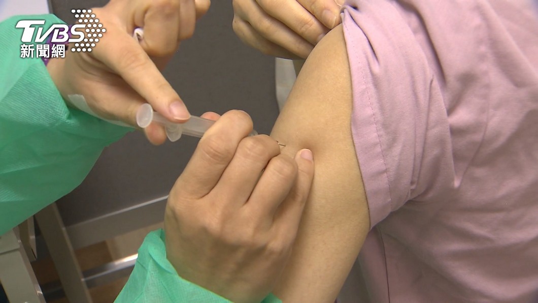 一名30多歲男性打完AZ疫苗出現血栓併血小板低下症候群。（示意圖，非當事人／TVBS）