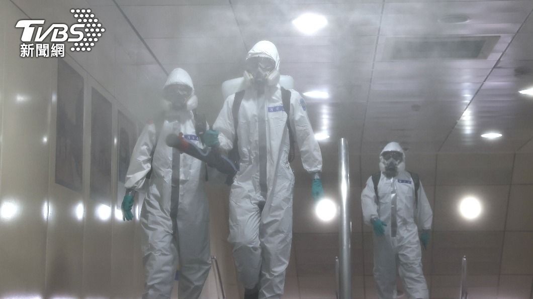 新冠疫情不斷蔓延，國軍化學兵持續進行消毒作業。（圖／達志影像路透社）