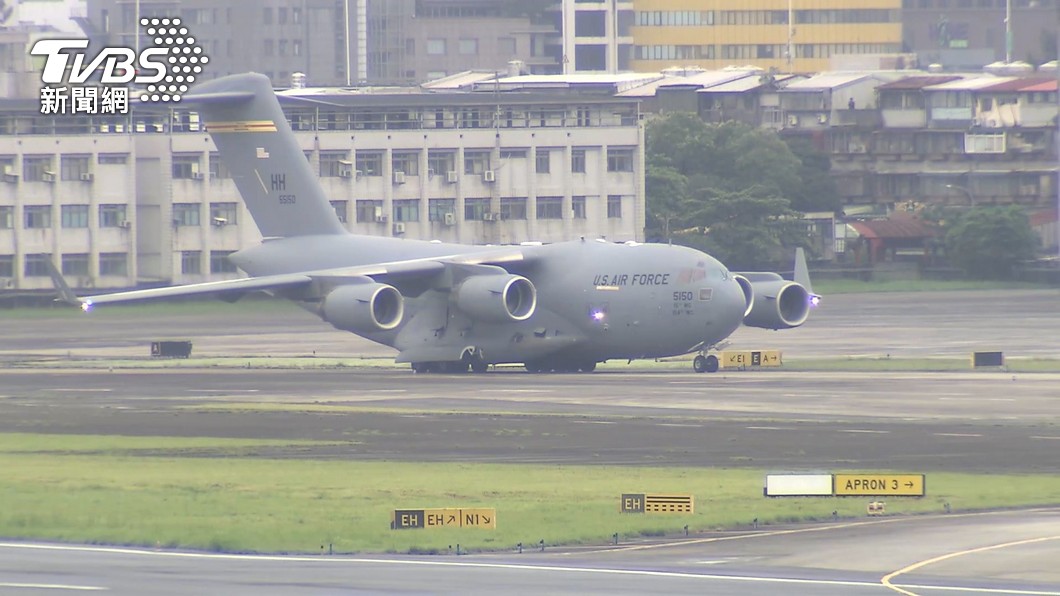 美國3名聯邦參議員搭乘美軍C-17運輸機訪問台灣。（圖／TVBS）