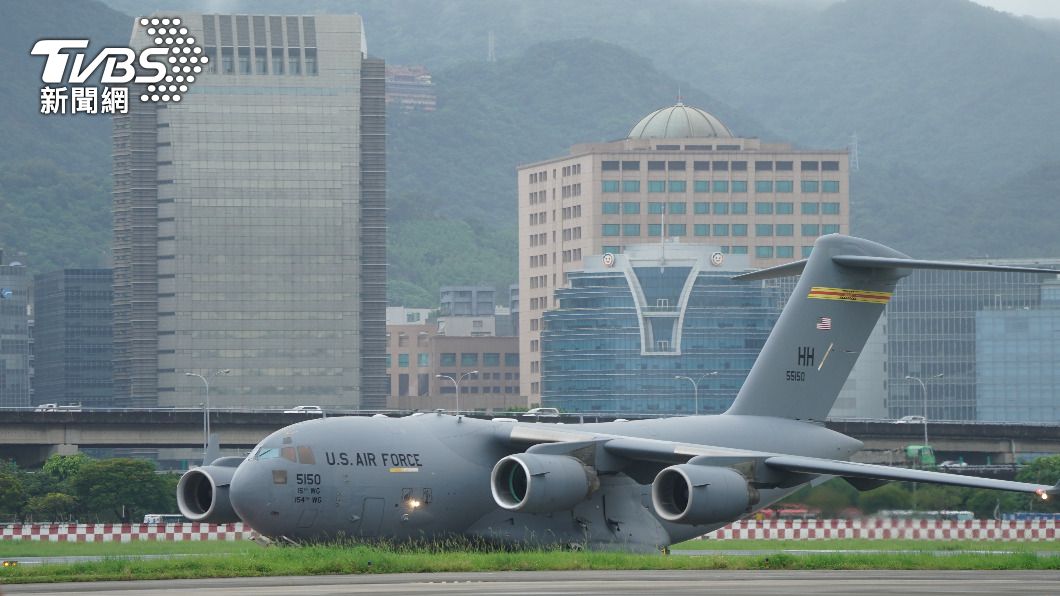 美國參議員於6日搭乘美軍C-17運輸機抵台。（圖／中央社）