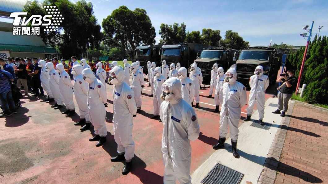 國軍化學兵群到疫情風險熱區清消。（圖／中央社）