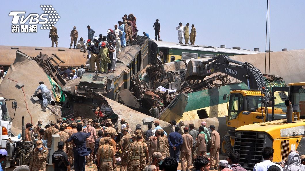 巴基斯坦兩班火車相撞。（圖／達志影像美聯社）