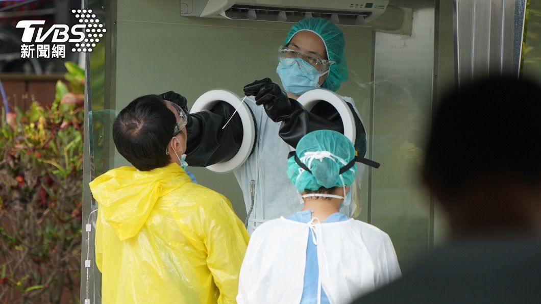 圖為民眾穿著防護裝備前往篩檢站進行篩檢。（圖／中央社）