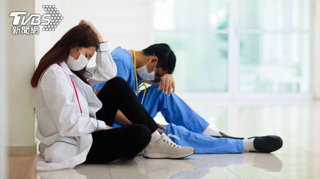 醫護人員為疫情忙翻天，網友紛紛護航表示心疼。（示意圖／Shutterstock達志影像）