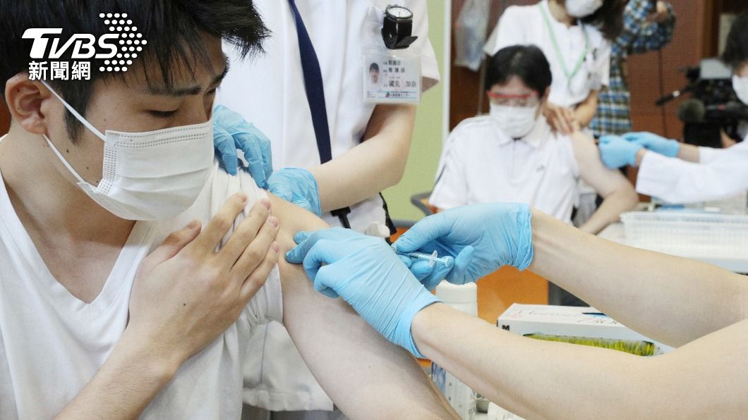 日本開放滿18歲者預約施打疫苗首日現爆滿。（圖／達志影像 美聯社）