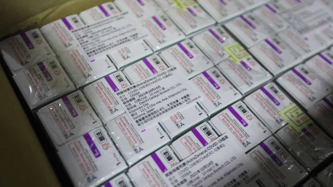 日本捐贈的AZ疫苗昨晚開始陸續配發至各縣市。（圖／高雄市衛生局提供） 來了！高雄9.1萬劑AZ疫苗到貨　前5類下午開打