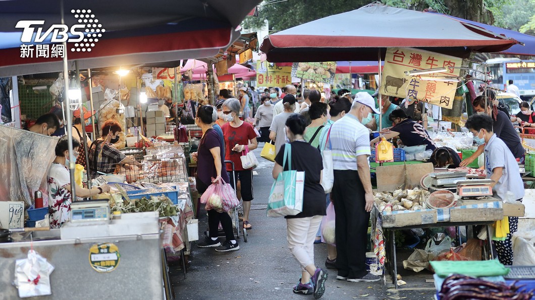 端午連假第一天，民眾到市場採買，台北市加強市場分流措施。（圖／中央社）