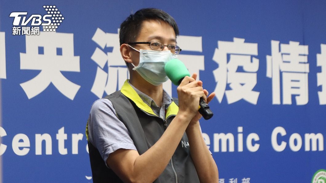 醫療應變組副組長羅一鈞說，台大醫院在萬華社區感染爆發的時候，承擔很多病人跟風險。（圖／指揮中心提供）