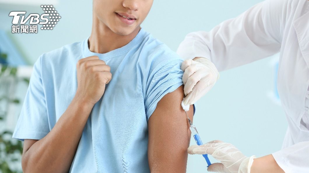 AZ疫苗、莫德納疫苗適用於18歲以上青年接種。（示意圖／shutterstock達志影像）