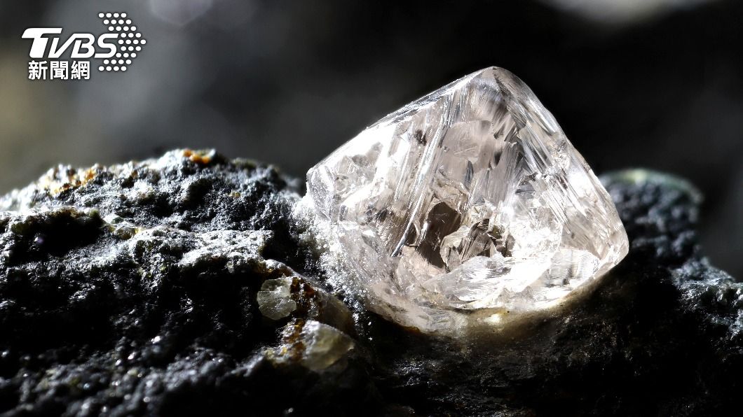 英國一名婦人在清理家中時，搜出一顆真身為「34克拉真鑽」的鑽石。（示意圖／Shutterstock達志影像）