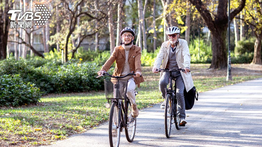 帕金森氏症病患可透過騎自行車改善手抖症狀。（示意圖／Shutterstock達志影像）