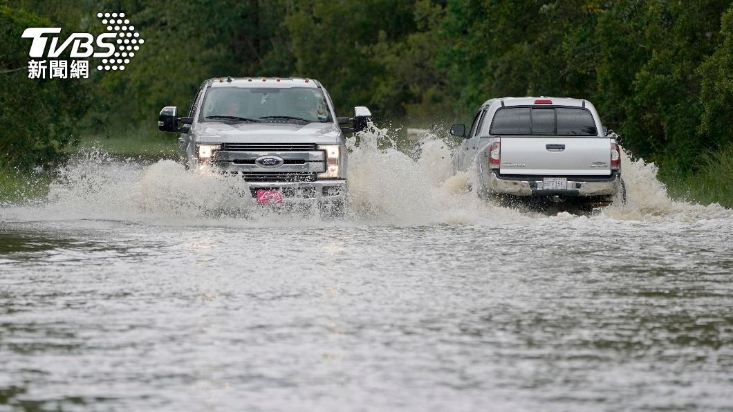 民眾駕車駛過淹水地區。（圖／達志影像美聯社） 熱帶風暴引發龍捲風襲美國南部　超過2萬多戶停電