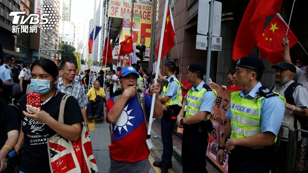 香港過去在抗議期間，曾出現民眾持國旗上街示威。（圖／達志影像路透社）