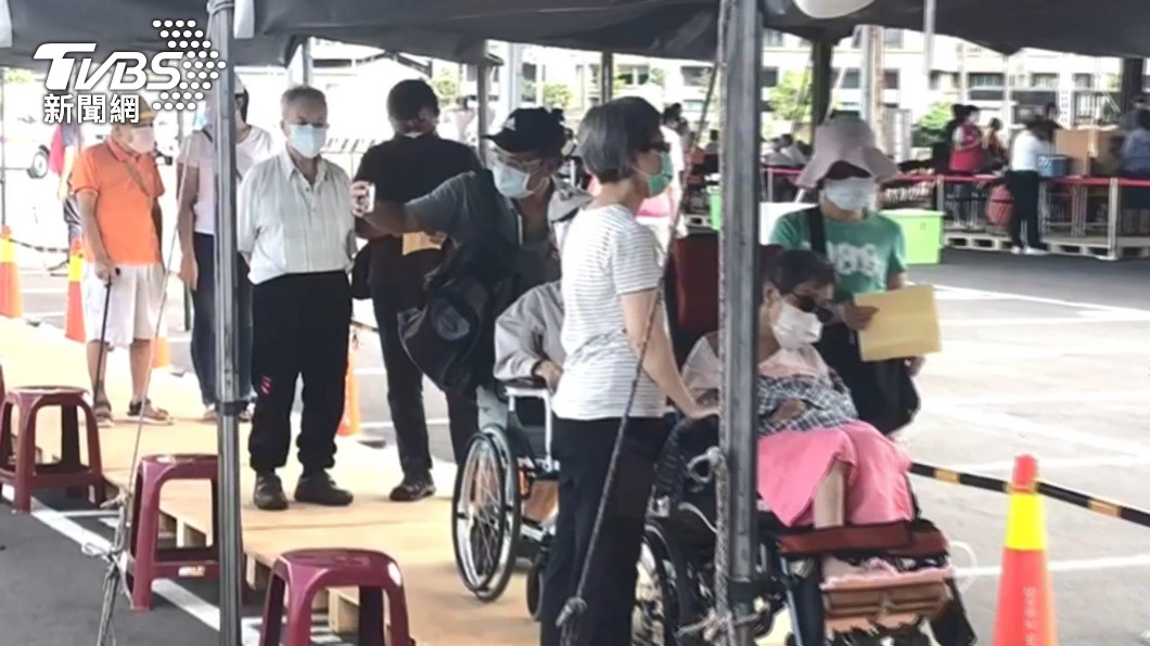 台北市政府今（30）日上午開放72歲以上長者預約接種莫德納。（圖／TVBS資料畫面） 搶打莫德納！北市開放72歲以上預約　半小時4萬人預約