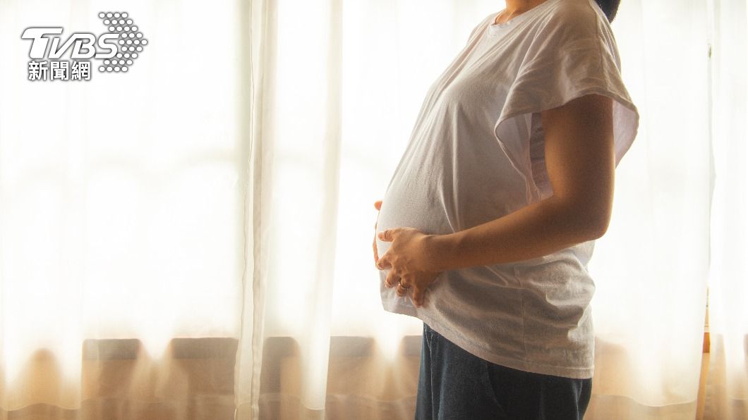 美國一名孕婦行駛在高乘載車道遭開罰單，不滿地聲稱肚裡的寶寶應算作第2人。（示意圖／shutterstock 達志影像）