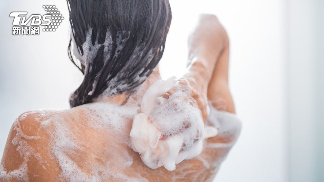 許多民眾用完家裡的沐浴乳或洗髮精時，都會加水繼續用。（示意圖／Shutterstock達志影像）