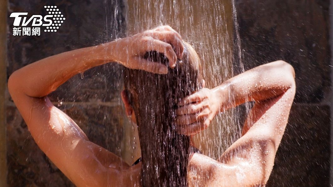 「早上vs晚上洗澡」貼文引發網友熱烈討論。（示意圖／Shutterstock）