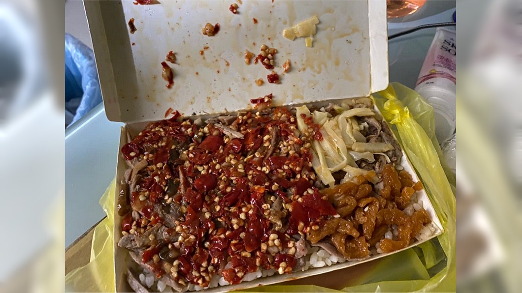 一名女網友分享自己點的便當，飯菜上鋪著滿滿的辣椒。（圖／翻攝自爆廢公社二館）