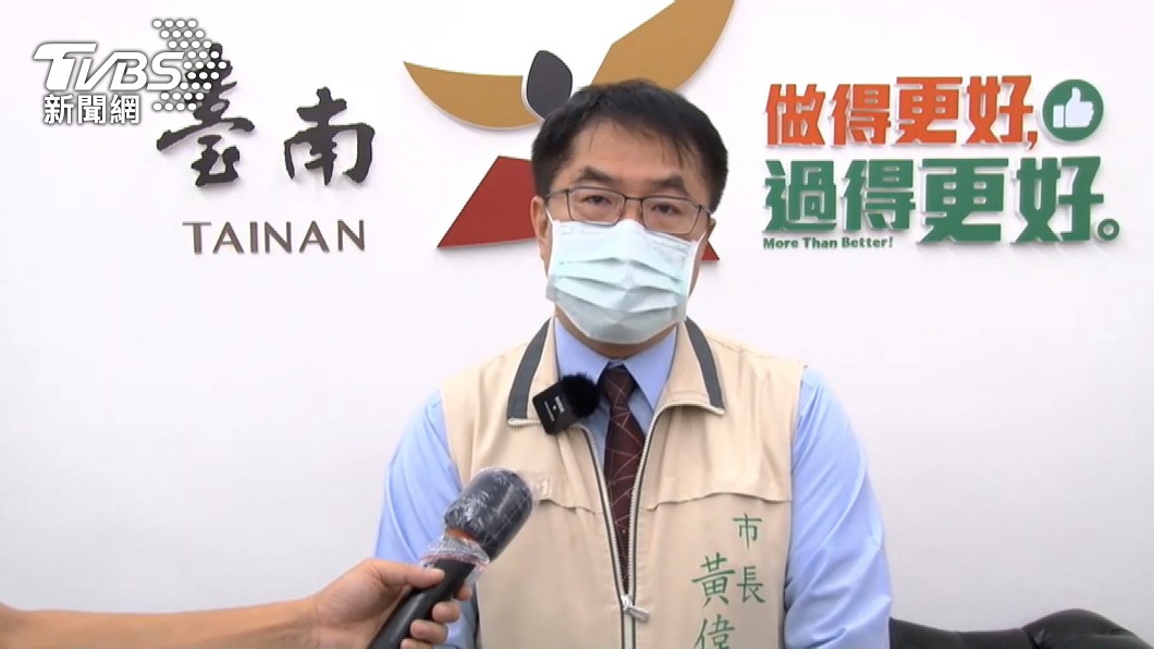 因應桃園機場群聚感染，台南市長黃偉哲強調將宣導民眾接種疫苗、戴好口罩。（圖／中央社資料照）