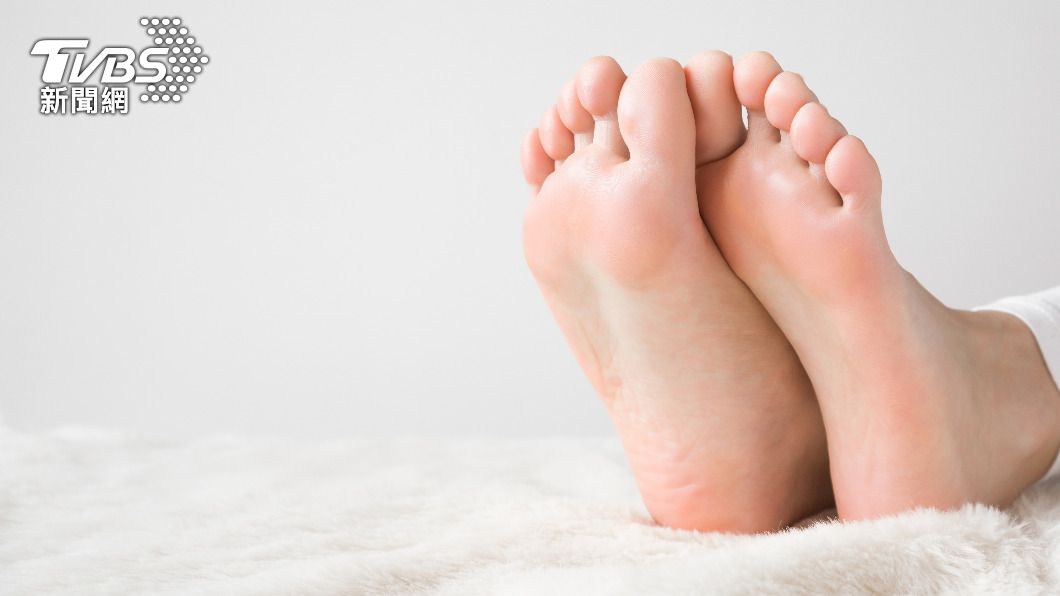 季節交替時許多人腳部會出現小皰疹或是皮削的情況。（示意圖／shutterstock達志影像）