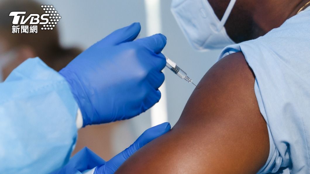 對抗流感和新冠肺炎單一疫苗的優勢是優化疫苗接種活動，因為人們只需去一次疫苗接種站。（示意圖／shutterstock達志影像）