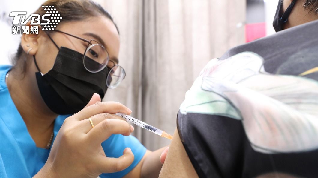 新加坡民眾預約後到現場接種，約40分鐘就能完成。（圖／中央社）