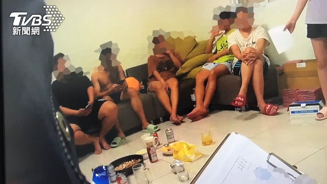 8位越南籍男女搬家後群聚遭開罰。（圖／TVBS） 邀友幫忙搬家變群聚！　8人室內飲酒聊天遭開罰