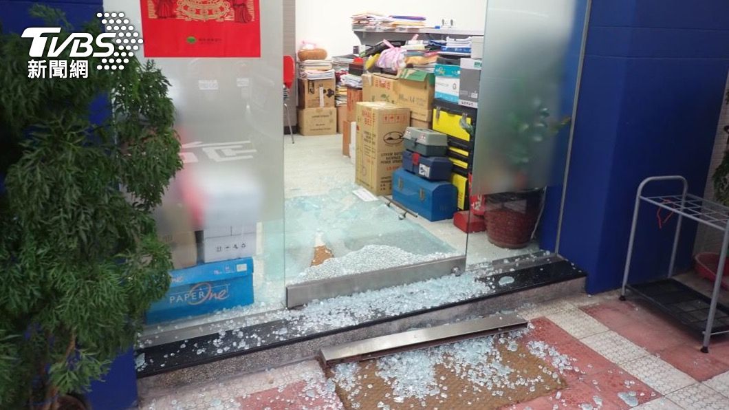 男子砸破玻璃門行竊。（圖／TVBS）