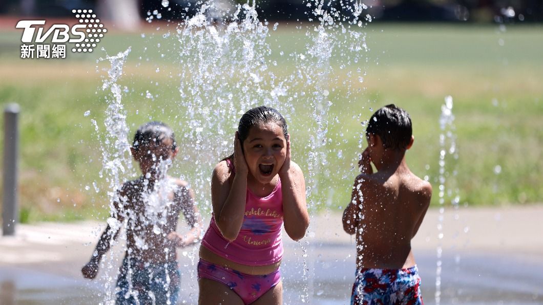 週末破紀錄高溫，讓許多家長帶著孩子玩水降溫。（圖／達志影像路透社）
