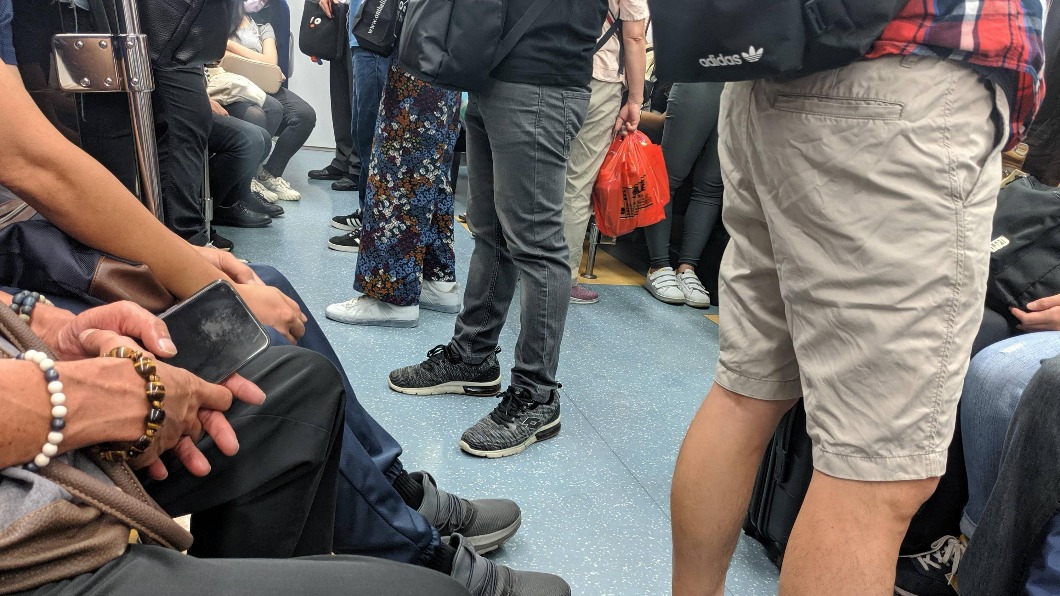 網友直擊今（28）天上午通勤時段，台鐵車廂竟擠滿人。（圖／翻攝自PTT）