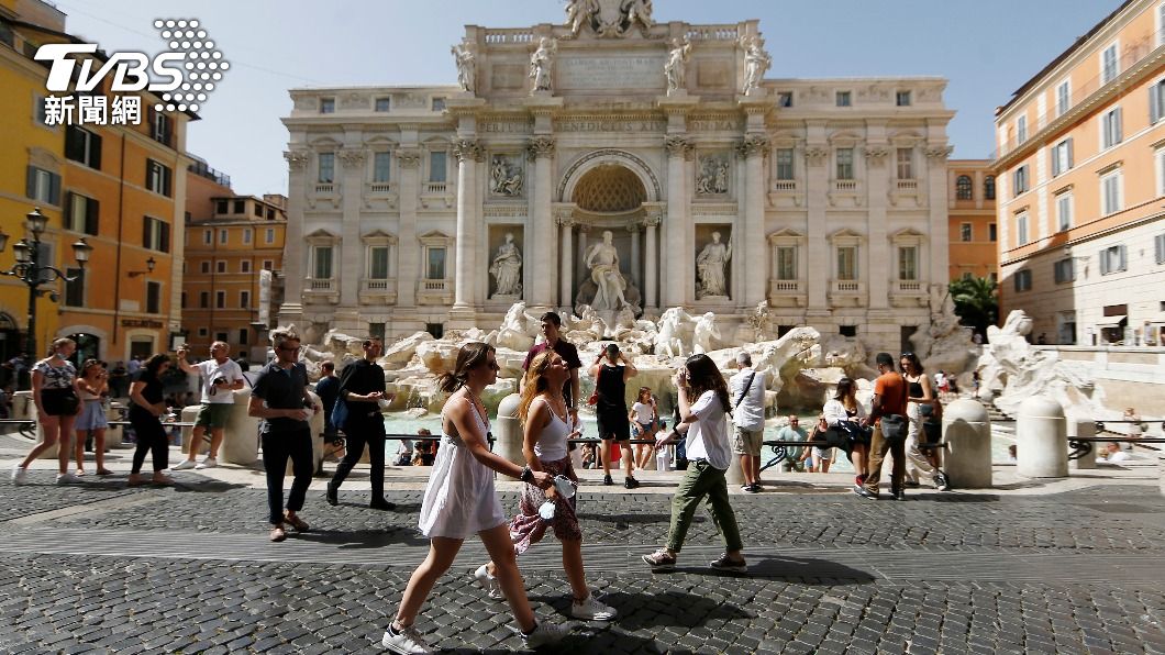 義大利許多民眾出門已不再戴口罩。（圖／達志影像美聯社）