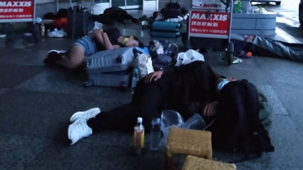 28日清晨有許多民眾買不到返台的機票，席地而睡。（圖／翻攝自正港澎湖大網聚臉書）