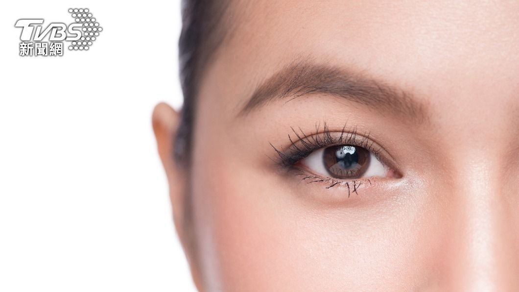 長期貼假睫毛、接睫毛，容易對眼睛產生影響。（示意圖／shutterstock達志影像）